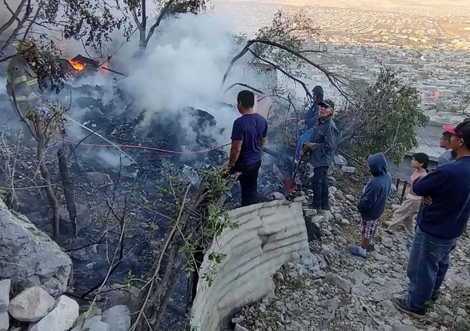Incendio consume tejaban en el Cerro del Topo Chico, en Monterrey