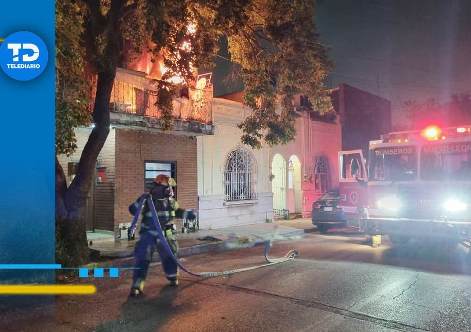 Hombre intenta apagar incendio y queda atrapado; es rescatado por policías de Monterrey. | Especial