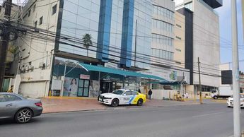 Una patrulla de la Policía de Monterrey acudió al hospital. | Agustín Martínez