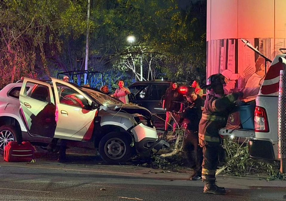 Tras perder el control del volante, el vehículo terminó estrellándose contra una de las columnas. | Fernanda Pérez