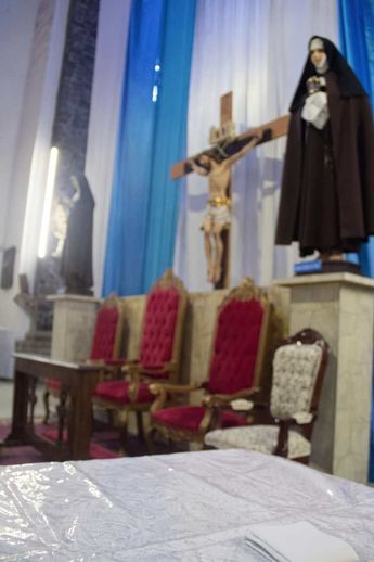 De acuerdo con relatos, el Bailarín de Tlatelolco ingresa a la iglesia de Santiago Apóstol