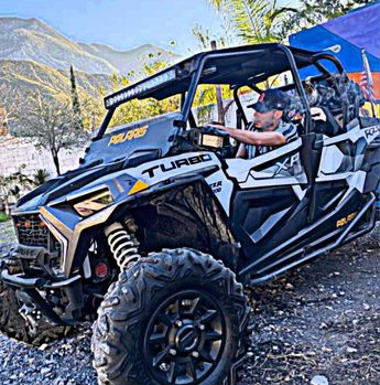 Mueren tras volcar razer en La Huasteca en Santa Catarina | Cortesía