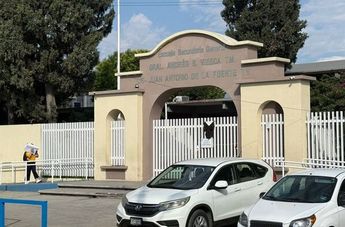 El hombre señalado tiene una hija cursando el tercer grado en dicha secundaria, además de otros dos hijos estudiando ahí. | Kevin Carranza