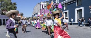 Cuadrillas de danzantes de Atlixco recorrieron la capital poblana por el Convite al Festival Huey Atlixcáyotl / Gobierno de Puebla