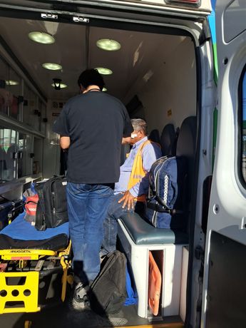 El accidente ocurrió mientras la unidad realizaba maniobras de reversa para descargar material / FOTO: Especial