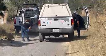 Elementos de seguridad de Tlajomulco en la brecha donde hallaron el cuerpo del hombre | Telediario