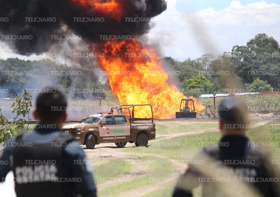 Quema de combustible por una fuga de gas LP en un ducto de Pemex / Alfredo Fernández