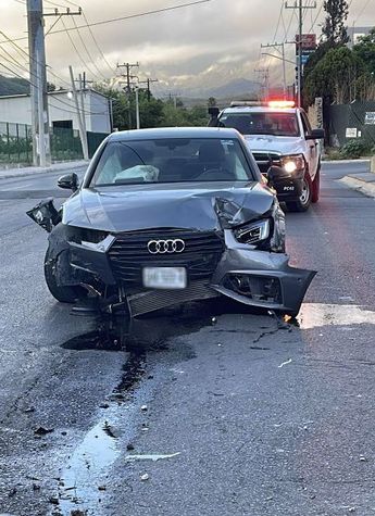 El auto de alta gama sufrió daños considerables. | Cortesía