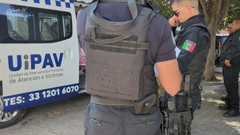 Elementos de seguridad y de la UiPAV encargados de rescatar a las tres niñas | Telediario
