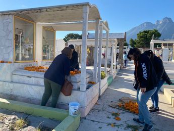 Familia decora tumba en el Panteón San José. | Pamela Villanueva