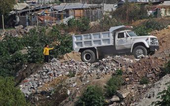 Un camión descarga desechos en el tiradero a cielo abierto / Melanie Torres