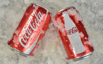 Latas de Coca-Cola sobre hielo / Pixabay