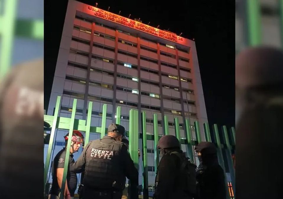 Quedan atrapadas 13 personas en elevador de la Clínica 25 en Monterrey