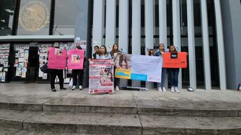Familiares y amigos de Brenda afuera de la Fiscalía de Personas Desaparecidas / Juan Carlos Munguía