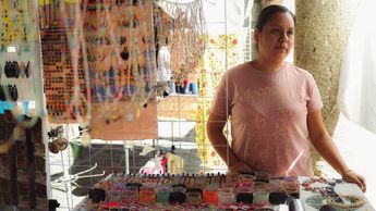 Alejandra Rojas aprendió a hacer artesanías de chaquira por su mamá y ahora enseña a sus hijos este oficio | Andrés Lobato
