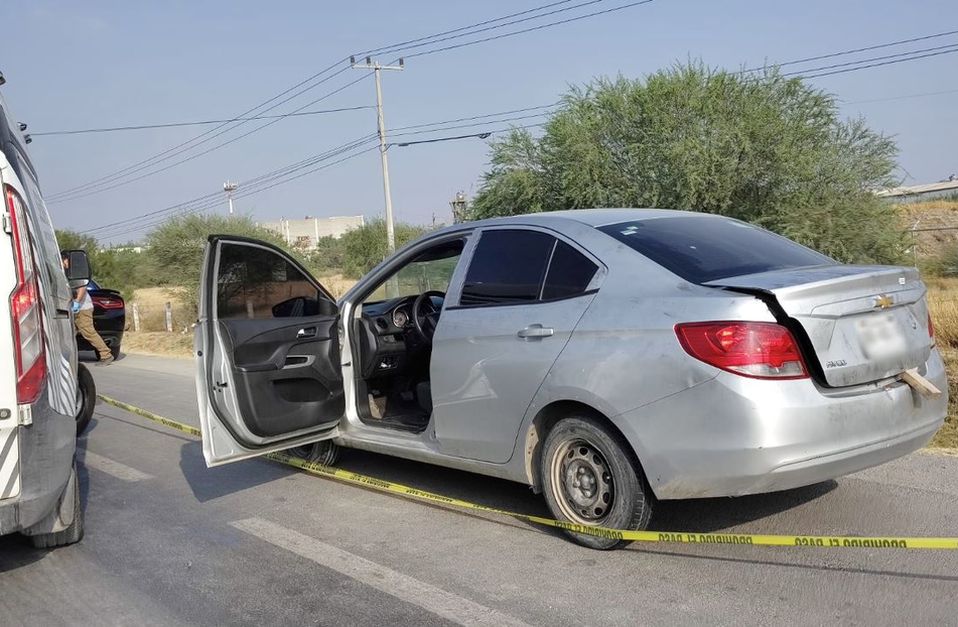 El reporte de un auto con un cuerpo dentro de la cajuela provocó un despliegue importante de autoridades. | Agustín Martínez