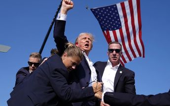 Donald Trump se levanta con el puño en alto tras sufrir un atentando en su contra en Butler, Pensilvania./AP.