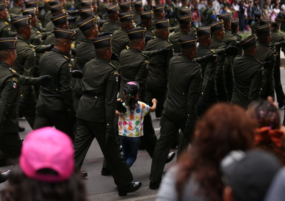 Una niña corre al contingente dónde su padre marcha durante el desfile militar /Octavio Hoyos