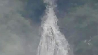 Reaparece cascada en cerro frente a presa La Boca tras lluvias en Santiago