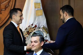 Luis Donaldo Colosio entregando su informe al secretario del Ayuntamiento, Agustín Basave. | Jorge López