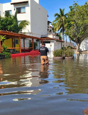 Dos jóvenes tuvieron problemas para salir del mar y una permanece desaparecida en Puerto Vallarta