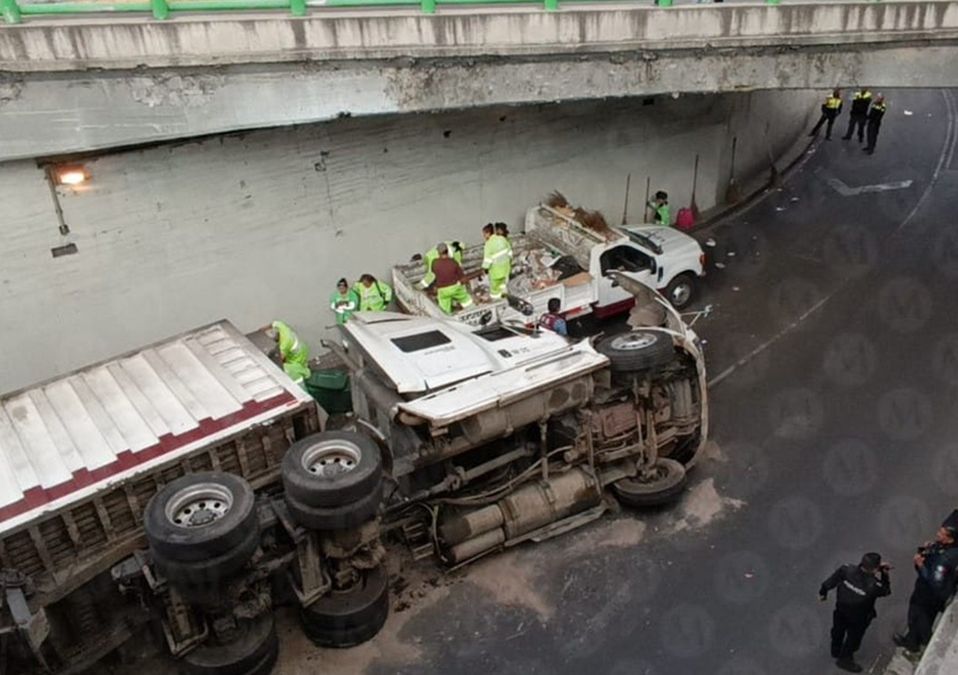 Vuelca tráiler en bajo puente de Calzada de Tlalpan/Jorge Becerril