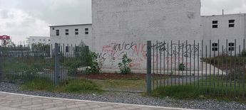 Grafitis se encuentran plasmados en la pared de lo que fuera el ambulatorio 1 del Penal del Topo Chico. | Erik Solheim Rocha