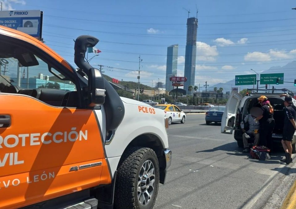 Un hombre fue atendido por Protección Civil tras ser atropellado en el cruce de dos importantes avenidas de Monterrey.