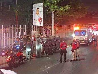 La camioneta volcada fue una Jeep Patriot en color obscuro. | Israel Santacruz