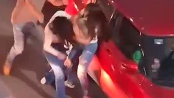 Mujeres protagonizan pelea afuera de Galerías Monterrey