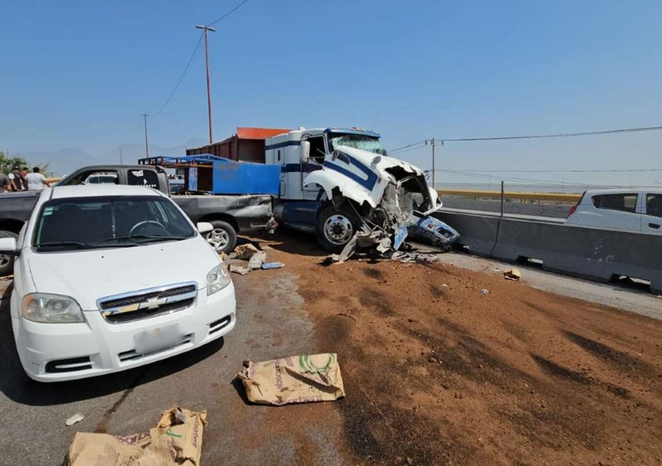 La vialidad se tuvo que cerrar por completo durante varias horas tras el incidente. | Fabricio Gallegos
