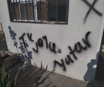 En Ramos Arizpe, una joven dio a conocer que la noche de este domingo le grafitearon amenazas de muerte en la fachada de su casa./ Daniel Santiago
