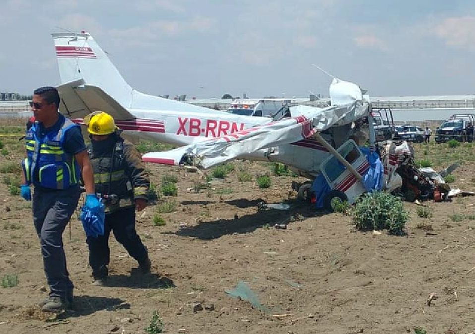 La parte frontal de la avioneta quedó totalmente destrozada, además de sufrir daños visibles en los alerones / Especial