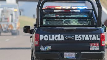 Servicios de emergencia trabajaron entre los fierros retorcidos de la camioneta para rescatar a las víctimas.