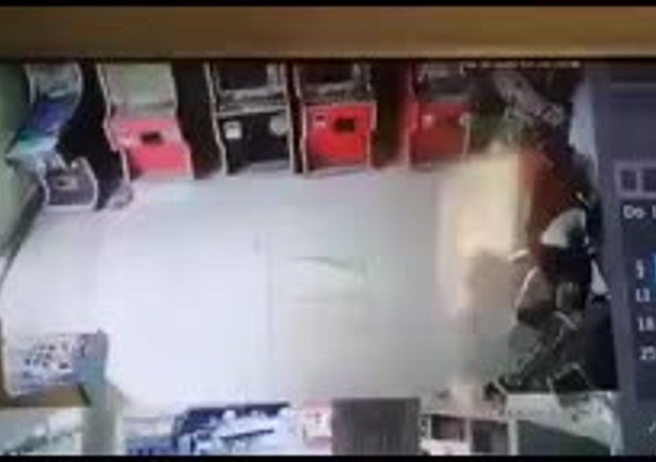 Hombre lanza silla en la cara de un niño que jugaba ‘maquinitas’; su estado de salud es grave