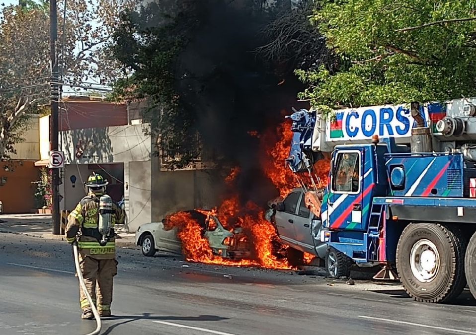 Grúa choca contra 4 autos estacionados y causa incendio en San Nicolás   / Israel Santacruz