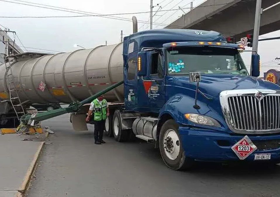 Tráiler con combustible derriba semáforo en Guadalupe