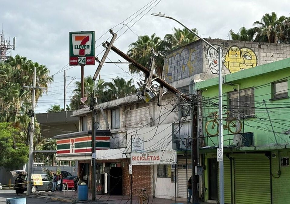 Transformador se fractura tras incendiarse y provoca caos vial en Moisés Sáenz.| Pedro Delgado