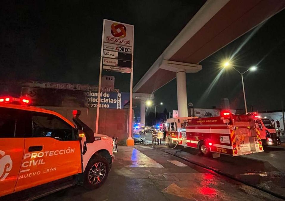 Elementos de Protección Civil de Monterrey y Bomberos Nuevo León atendieron el incendio sobre la avenida Félix U Gómez. | Ángel Mercado
