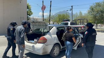 Elementos de la Policía de Proximidad de Escobedo realizando inspecciones en el perímetro de la escena del crimen. | Cortesía