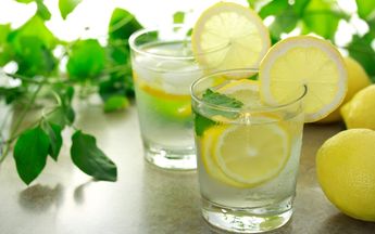 El agua con limón suele acompañarse con otros ingredientes como la menta.