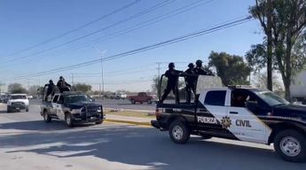 Elementos de Fuerza Civil ingresando al Campo Policial 1. | Víctor González