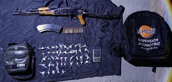 Arma larga y dosis de droga decomisadas a los detenidos. | Cortesía