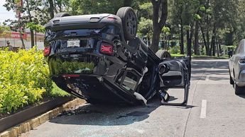 En el percance terminaron impactandose tres vehículos, provocando el cierre total de la avenida | Juan Carlos Munguía