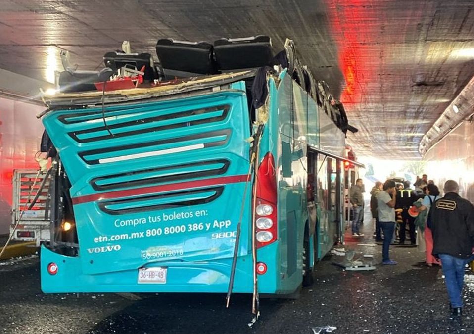 Autobús turístico se atora en Viaducto | X