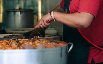Las carnitas se cocinan en cazos, donde se derrite manteca de cerdo, suficiente para sumergir completamente la carne | Pexels