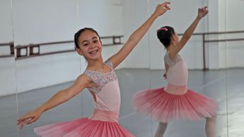 Ximena Castro entrena Ballet desde los tres años con el sueño de llegar a las grandes ligas / Melanie Torres
