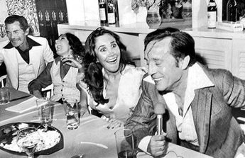 Ramón Valdez, María Antonieta de las Nieves, Florinda Meza y Roberto Gómez Bolaños cenando juntos. | foto: X @FlorindaMezaCH)