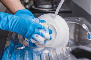 Al lavar trastes se deben de utilizar herramientas de limpieza en buen estado | foto: Vecteezy