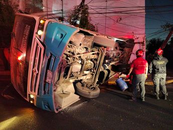 El camión de la Ruta 172 Cometas terminó volcado sobre la avenida Arteaga. | Agustín Martínez